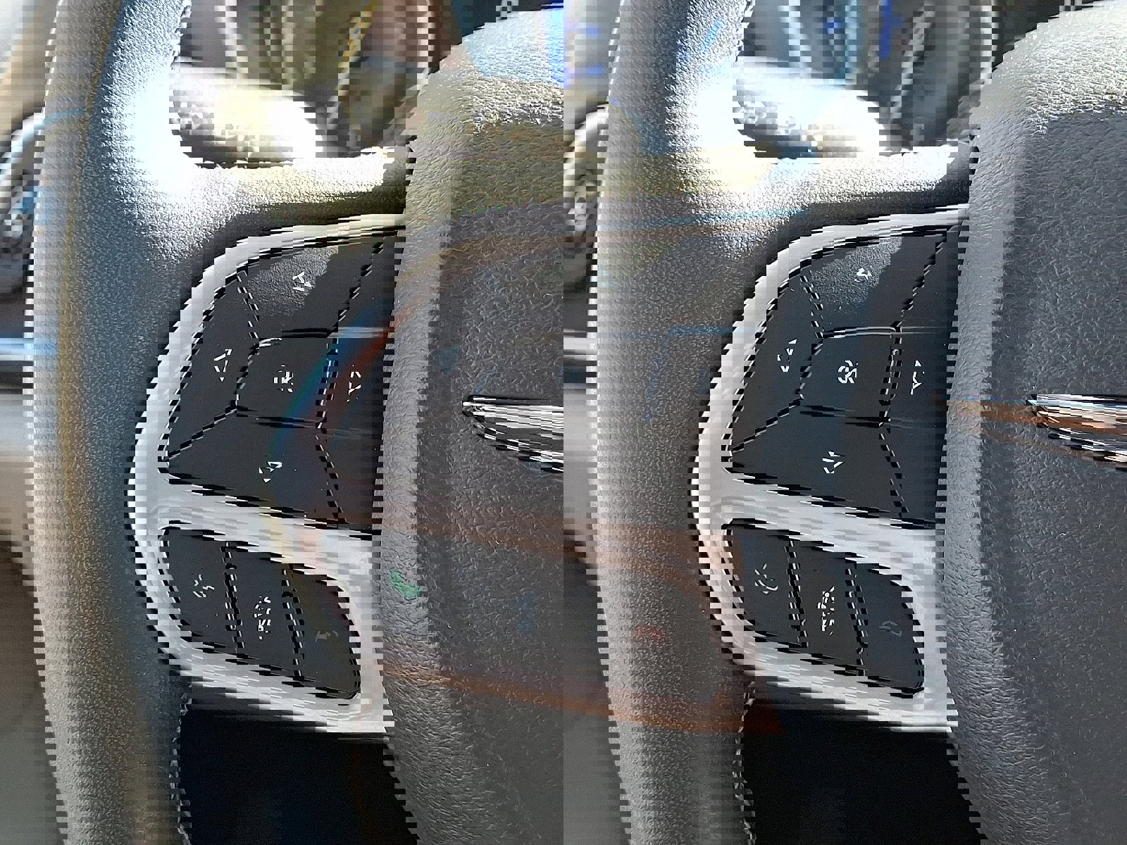 Used 2023 Chrysler Voyager LX image 21