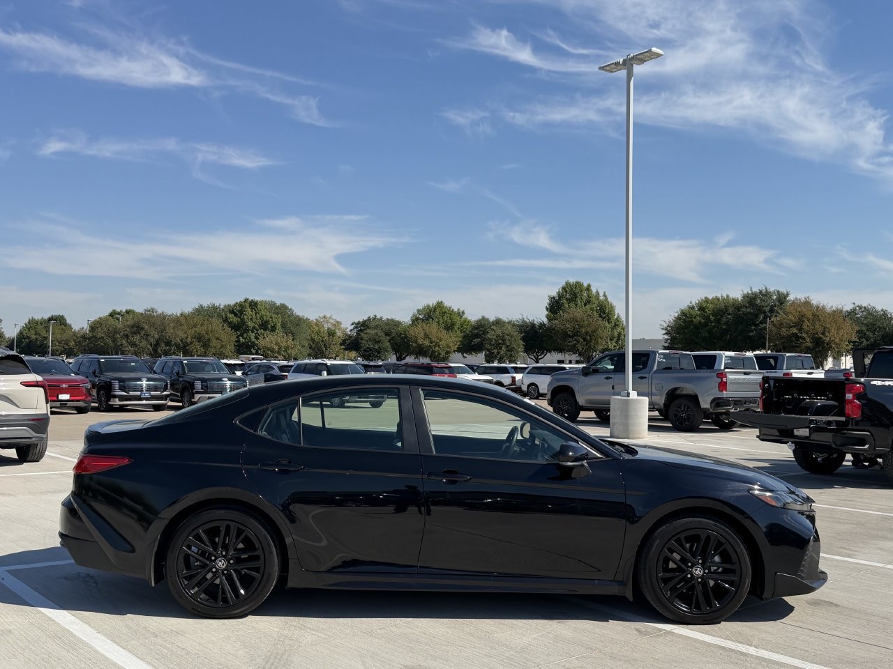 Used 2025 Toyota Camry SE FWD image 3