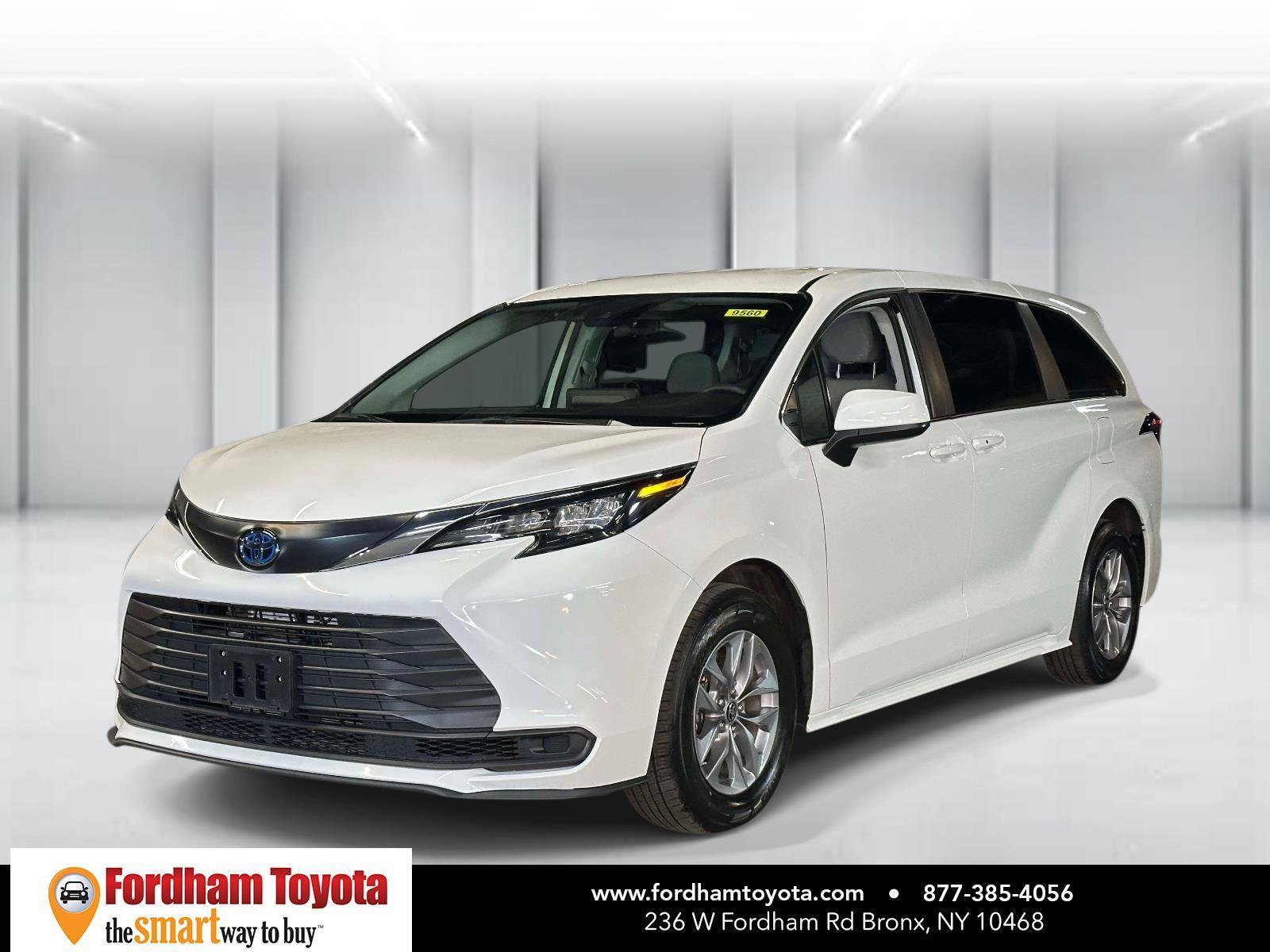 Used 2024 Toyota Sienna LE image 8