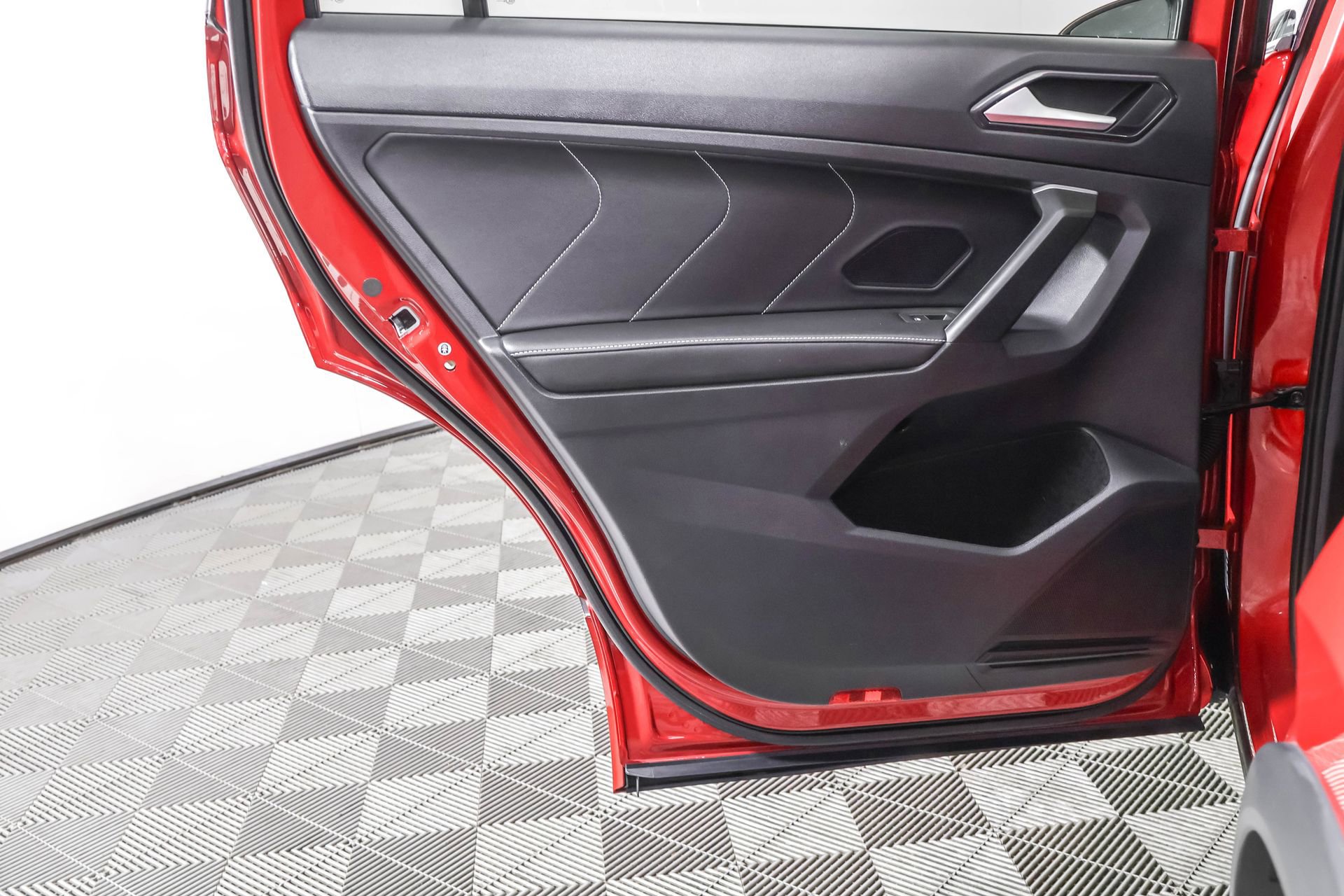 Used 2024 Volkswagen Tiguan SEL R-Line image 39