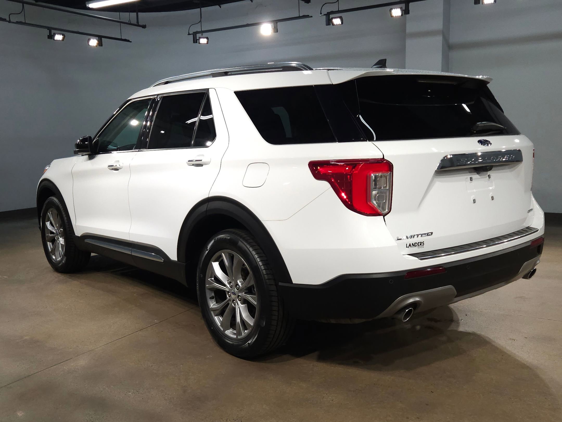 Used 2023 Ford Explorer Limited AWD/4WD image 5