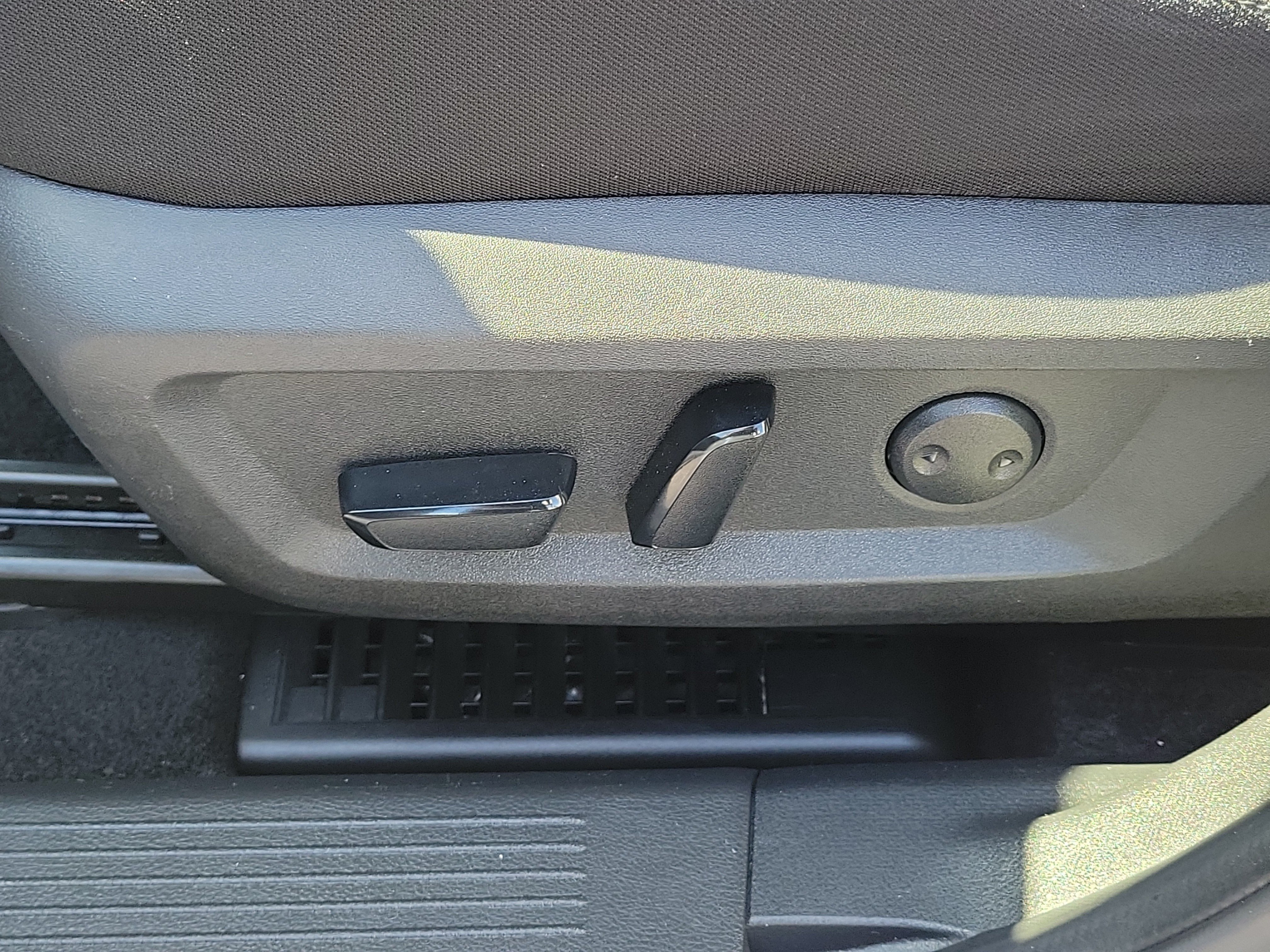 Used 2024 Nissan Rogue SV FWD image 19