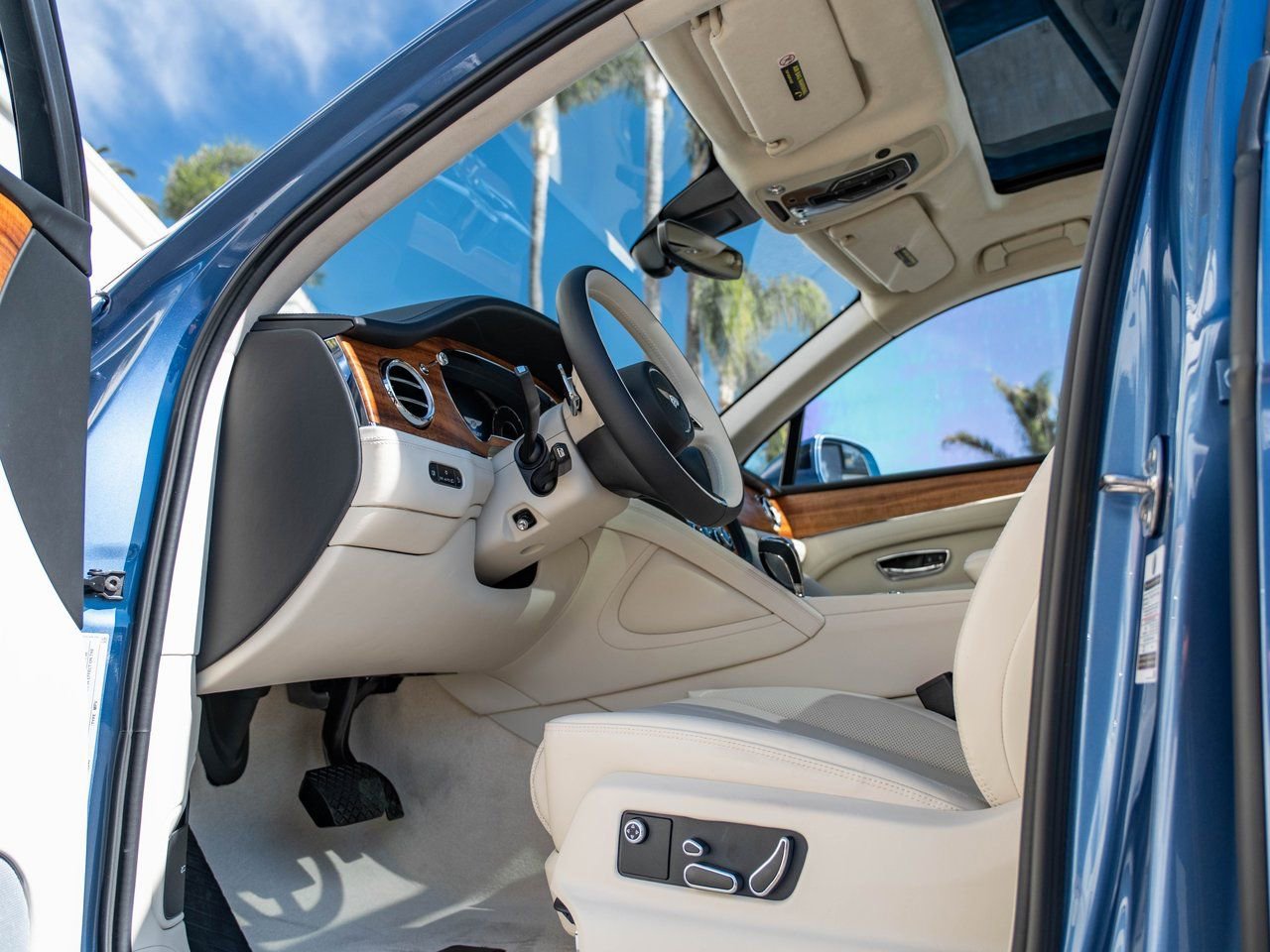 Used 2025 Bentley Bentayga Plug-In Hybrid image 2