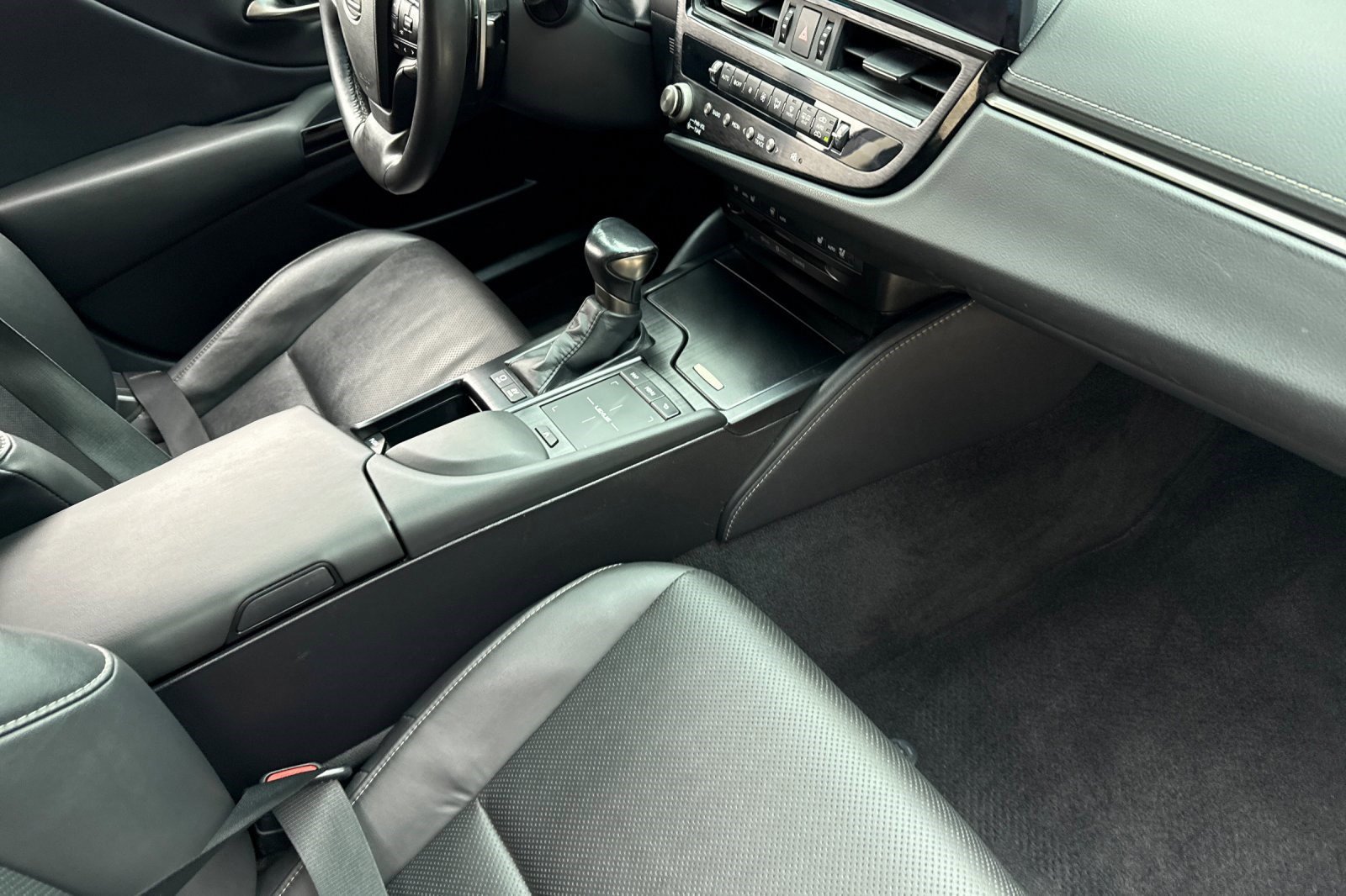 Used 2022 Lexus ES 300h w/ Premium Package image 32