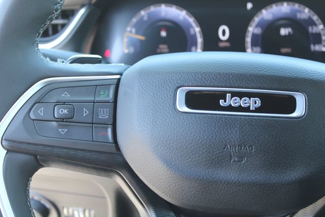 Used 2025 Jeep Grand Cherokee Altitude RWD image 16