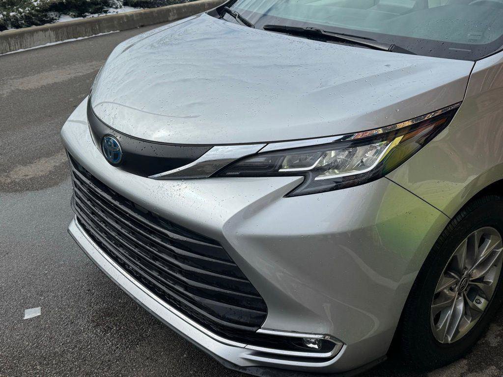 Used 2022 Toyota Sienna XLE image 5