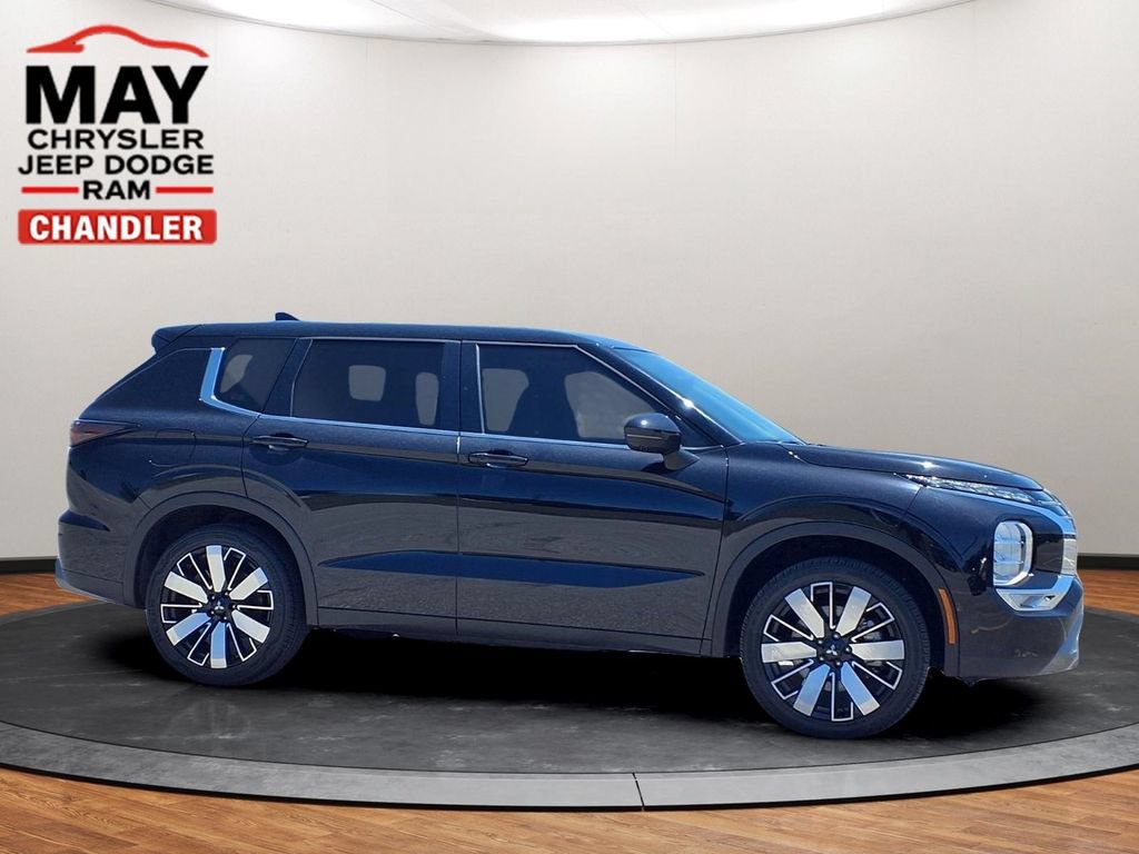 Used 2025 Mitsubishi Outlander SE FWD image 2