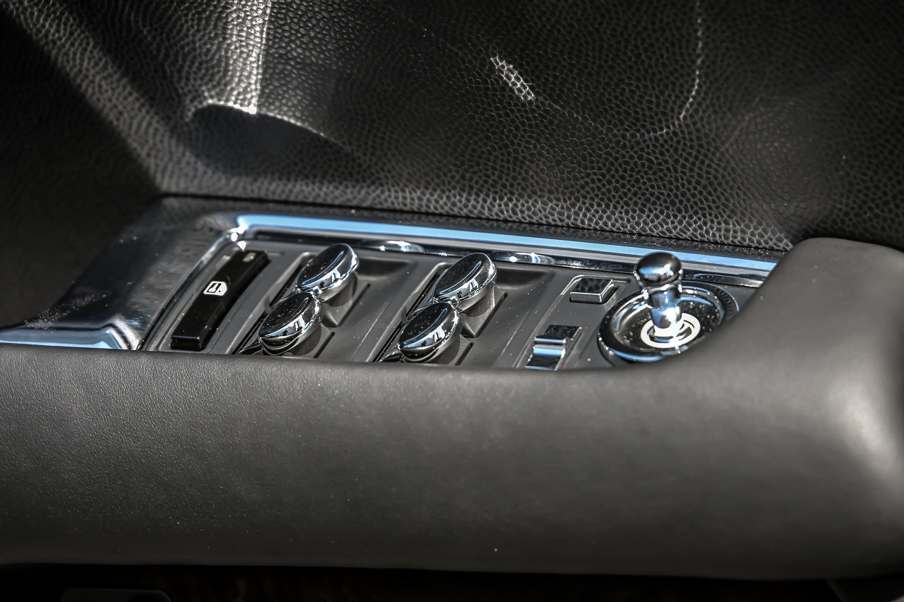 Used 2016 Rolls-Royce Dawn RWD image 22