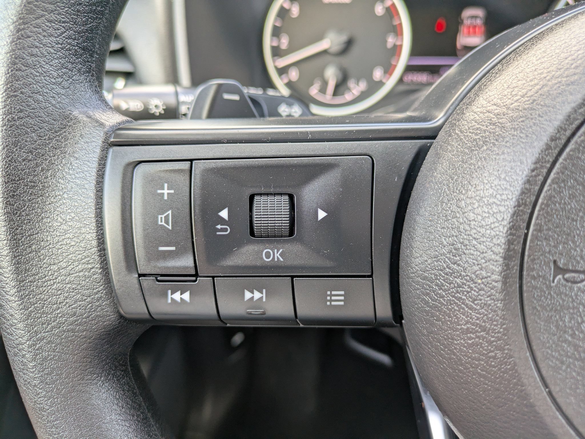 Used 2024 Nissan Rogue SV AWD/4WD image 24