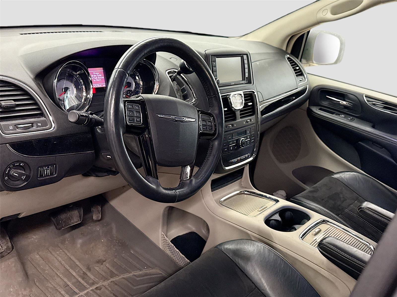 Used 2014 Chrysler Town & Country Touring-L image 7