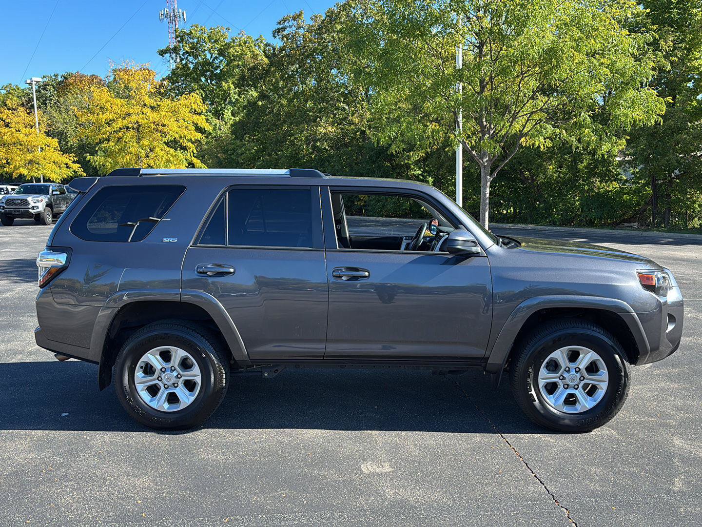 Used 2022 Toyota 4Runner SR5 AWD/4WD image 9