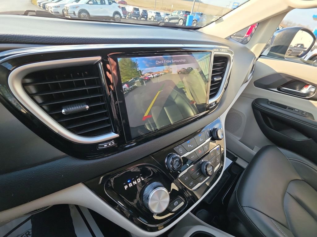 Used 2023 Chrysler Pacifica Touring-L FWD image 17