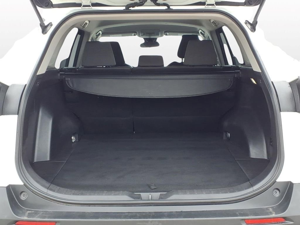 Used 2022 Toyota RAV4 XLE FWD image 10