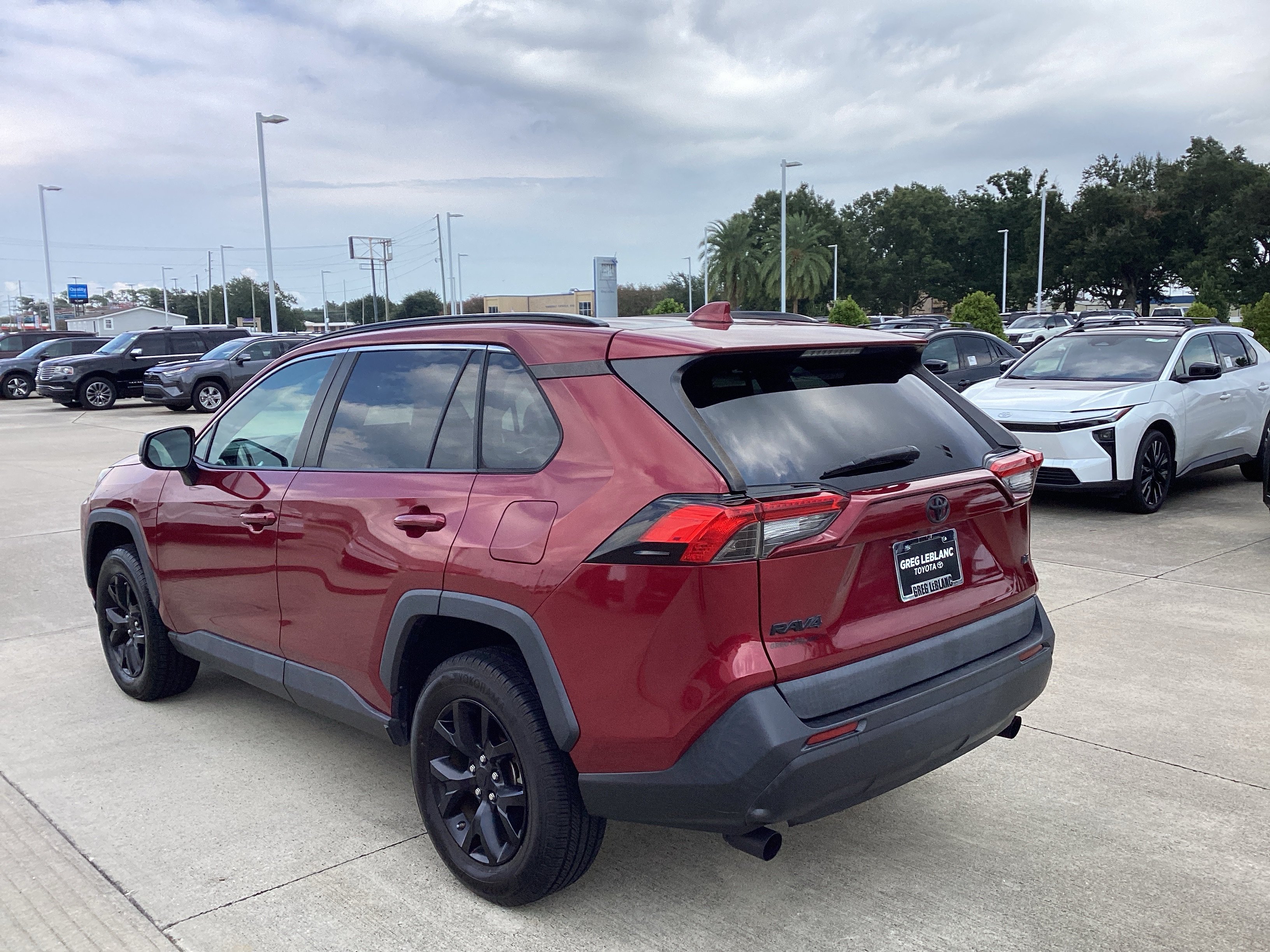 Used 2021 Toyota RAV4 LE FWD image 5