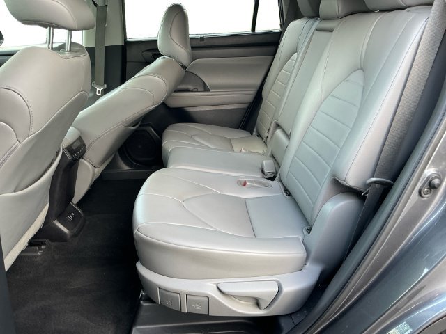 Used 2021 Toyota Highlander XLE AWD/4WD image 16