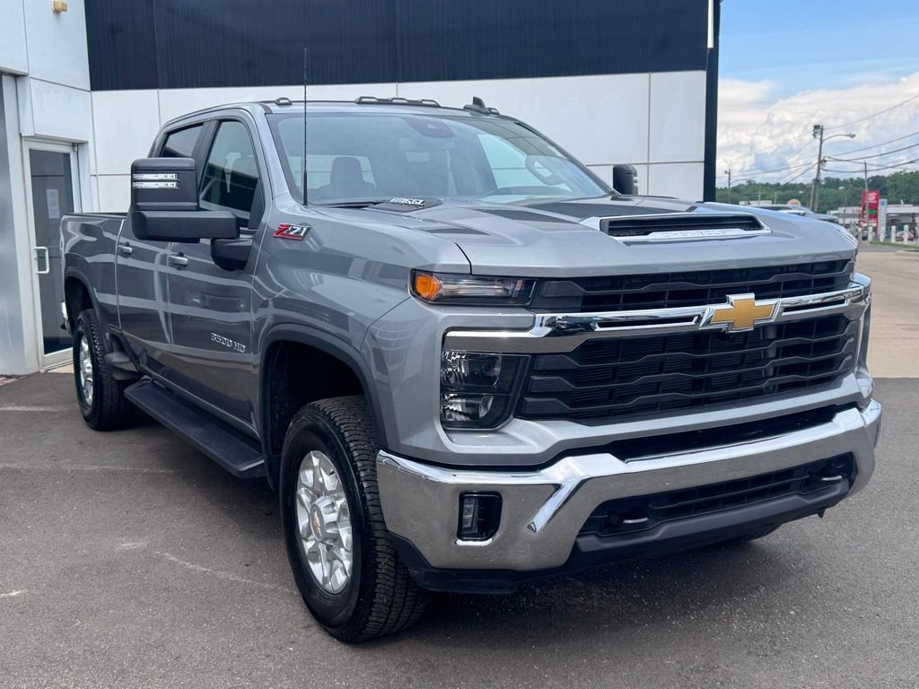 Used 2024 Chevrolet Silverado 3500 LT w/ Safety Package AWD/4WD image 7