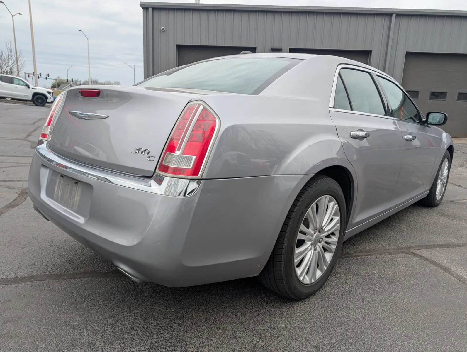 Used 2014 Chrysler 300 C image 4