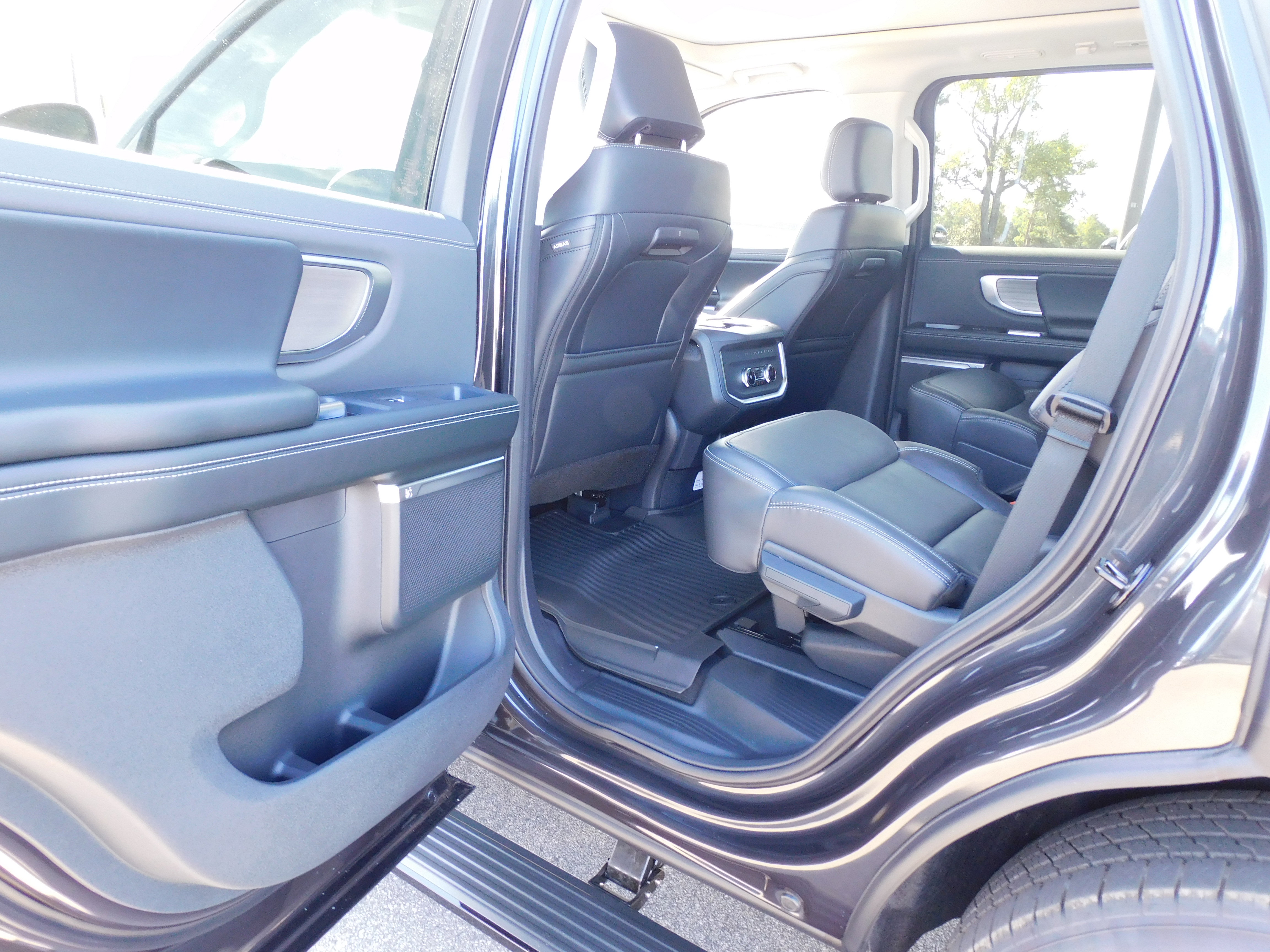 New 2025 Ford Expedition Platinum image 13