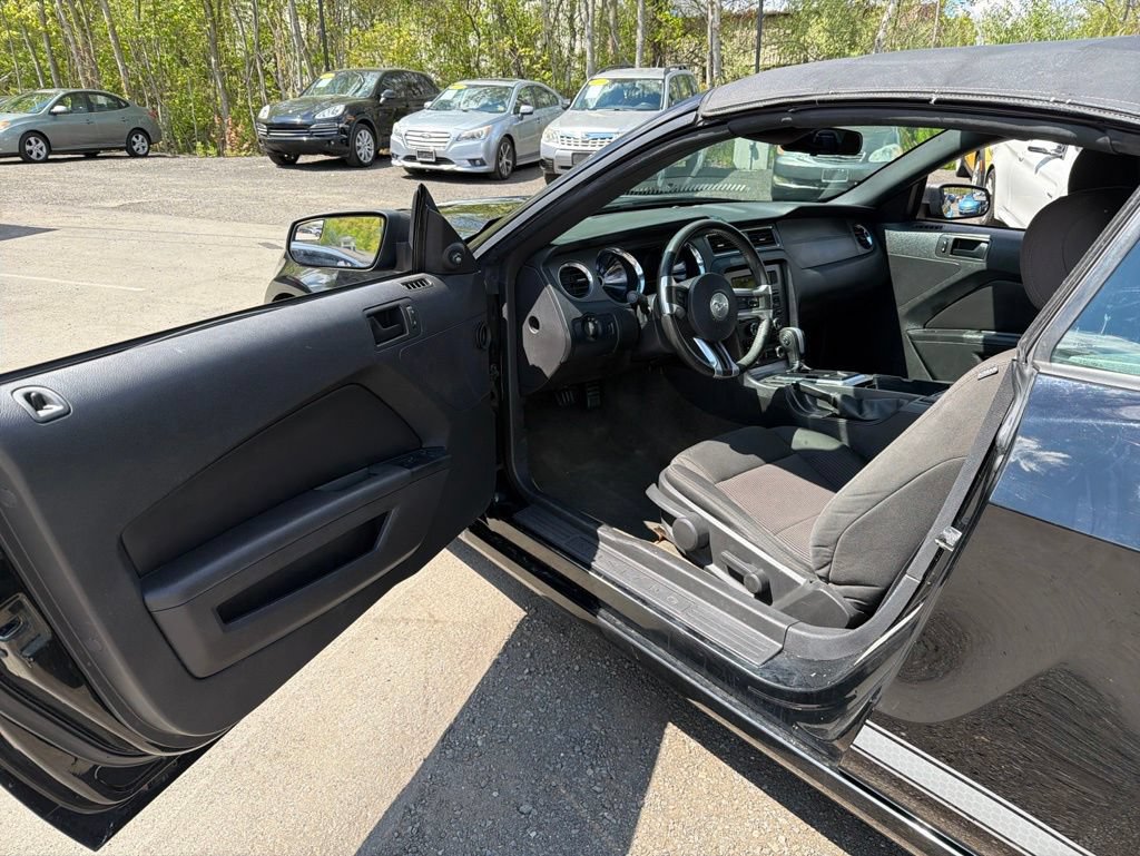 Used 2014 Ford Mustang Convertible RWD image 21