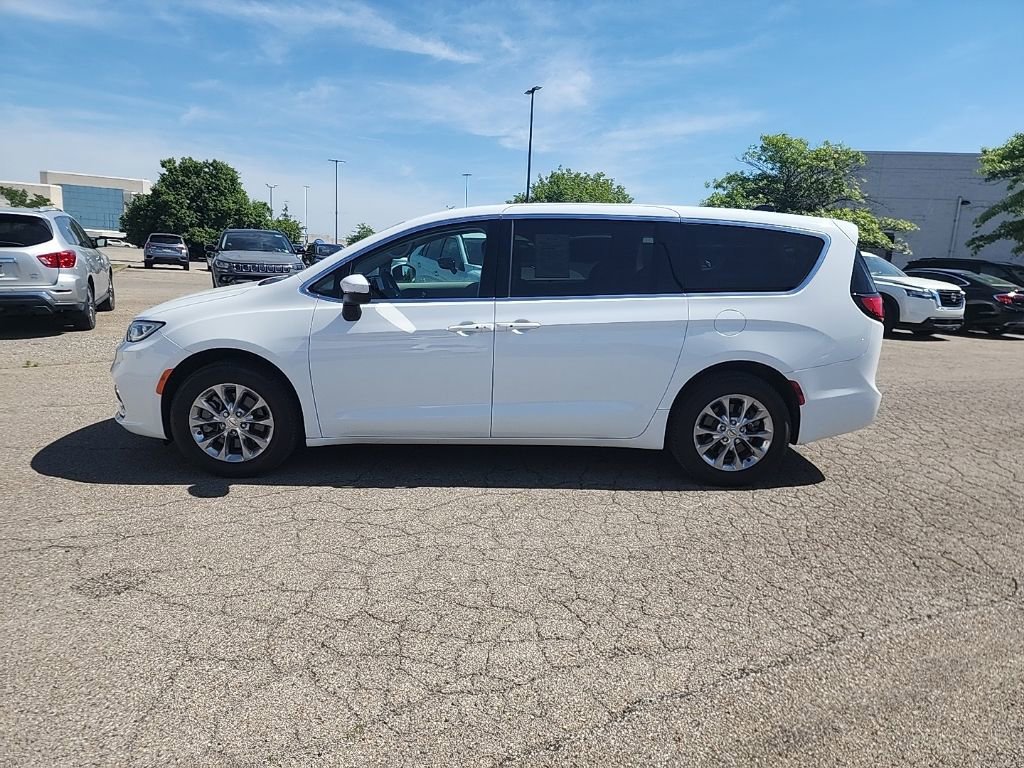 Used 2023 Chrysler Pacifica Touring-L AWD/4WD image 8