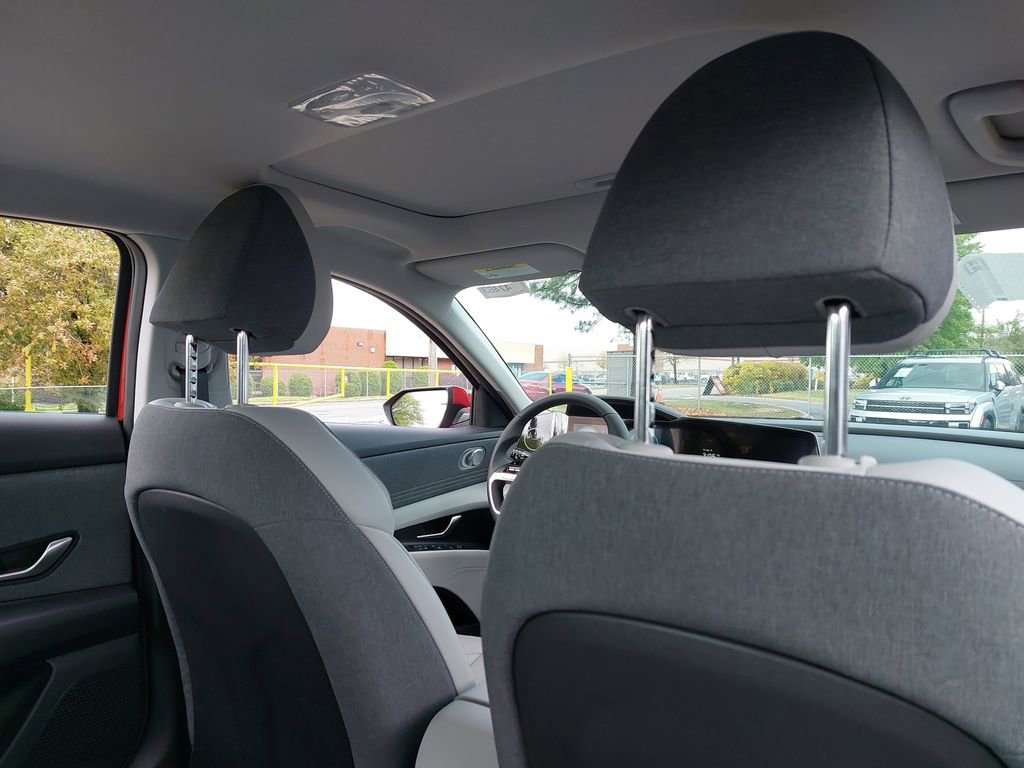 Certified 2025 Hyundai Elantra Limited FWD image 11