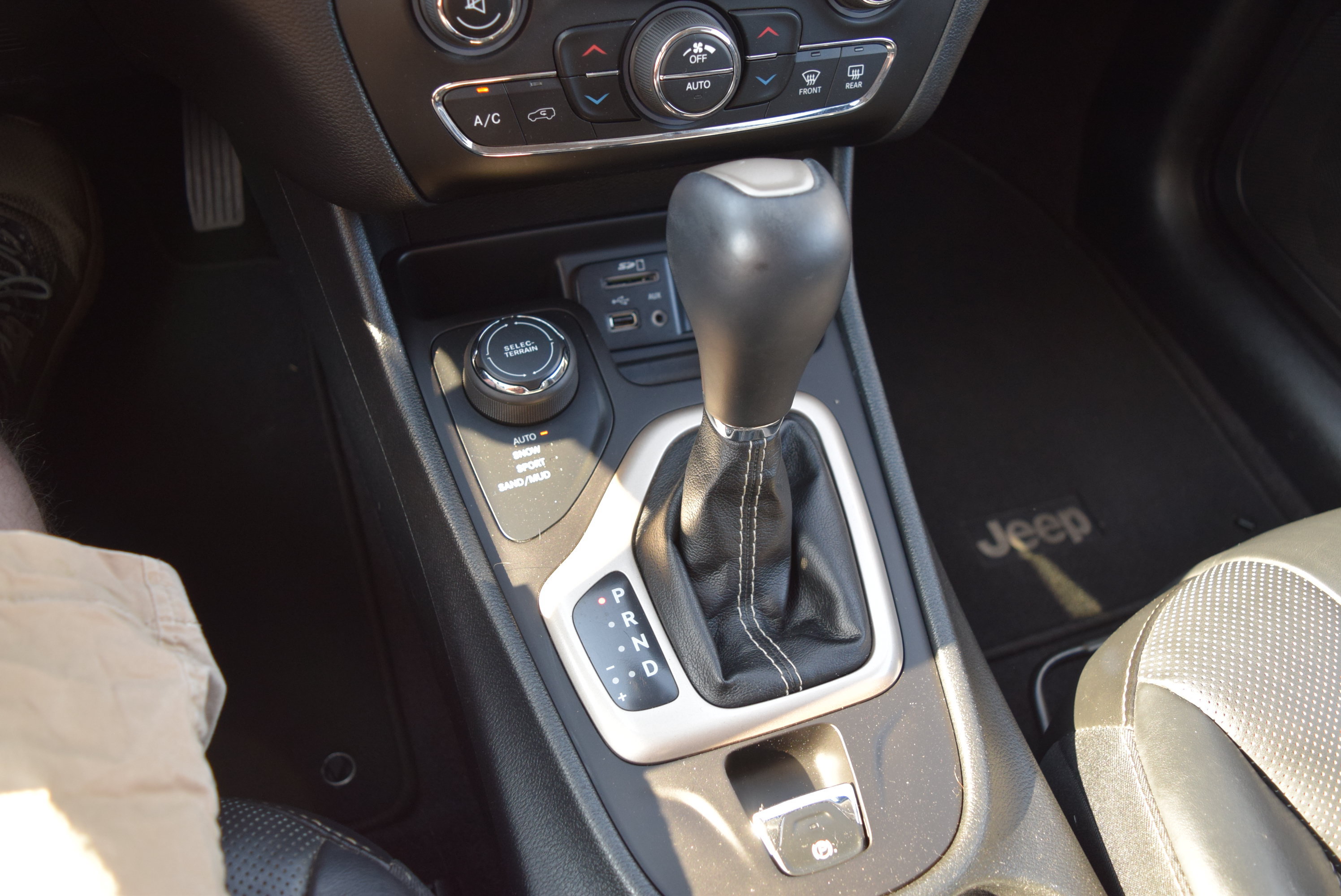 Used 2016 Jeep Cherokee Limited w/ Luxury Group AWD/4WD image 14