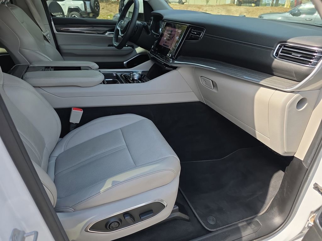 Used 2022 Jeep Wagoneer Series III w/ Flexible Seating Group image 37