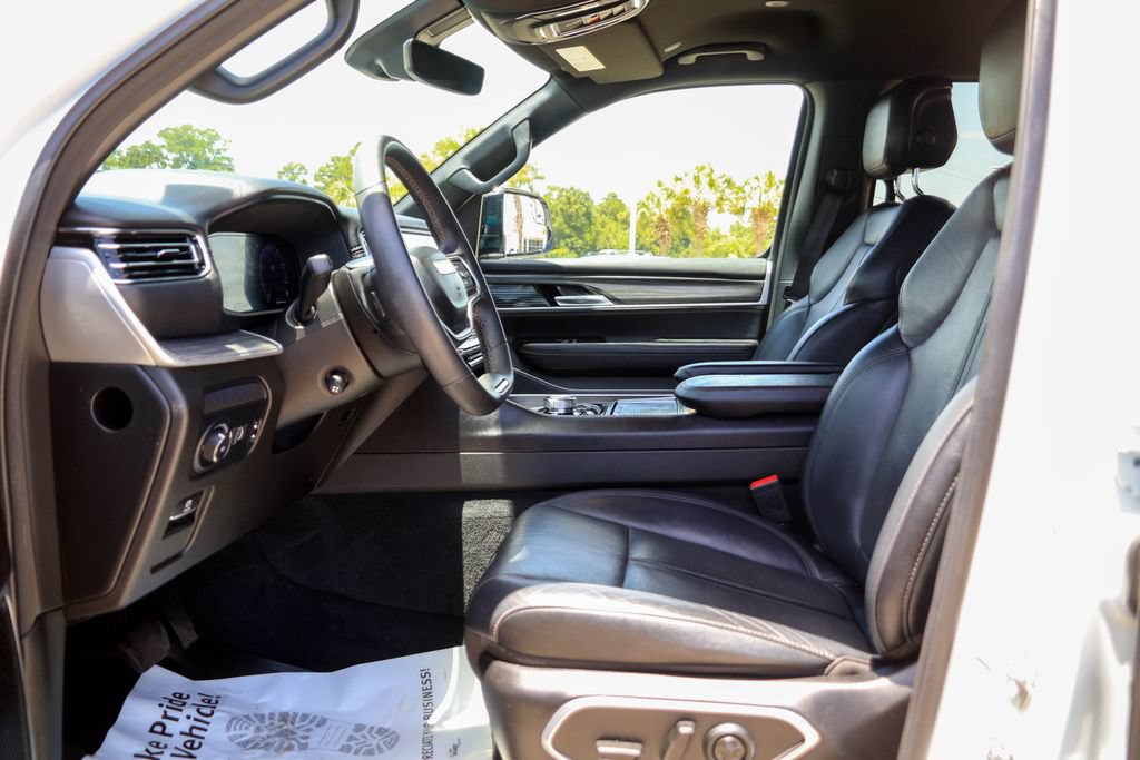 Used 2023 Jeep Wagoneer L Series III w/ Preferred Equipment Group AWD/4WD image 8