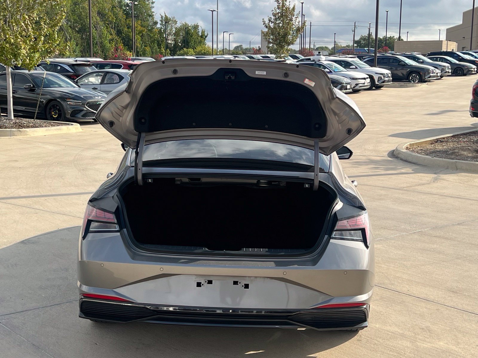 Used 2022 Hyundai Elantra Limited FWD image 14