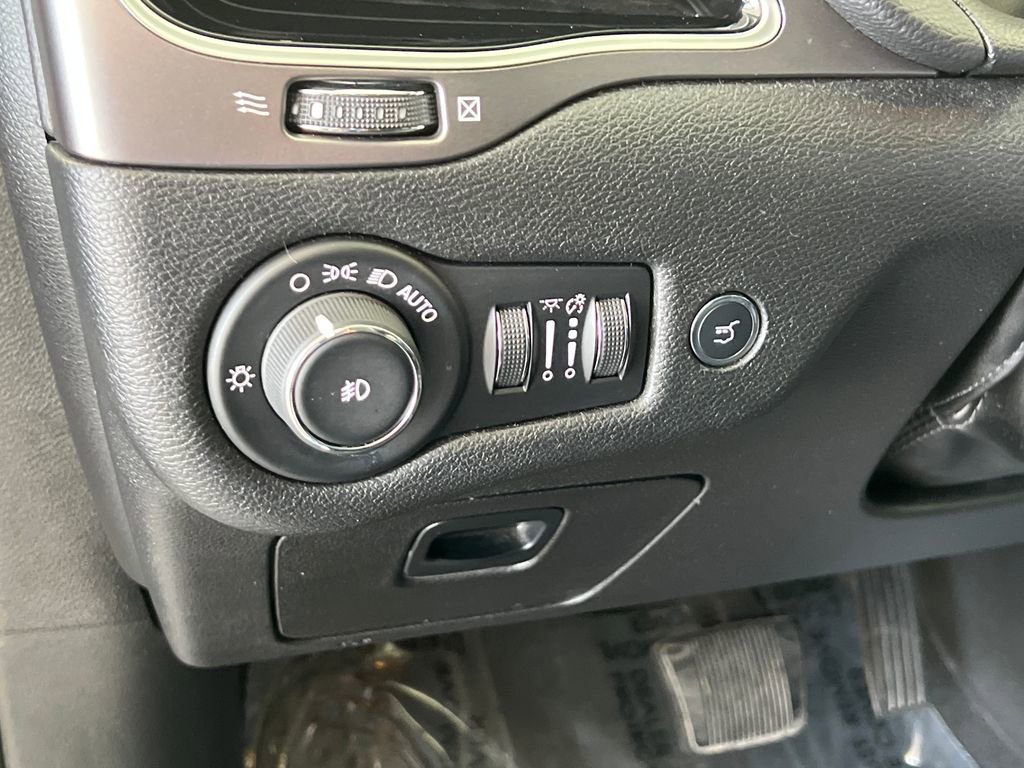 Used 2019 Jeep Cherokee Limited FWD image 35