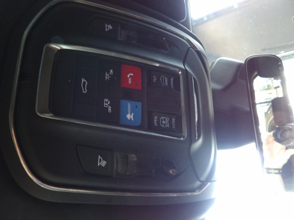 Used 2025 Jeep Grand Cherokee Laredo X w/ Luxury Tech Group I image 28