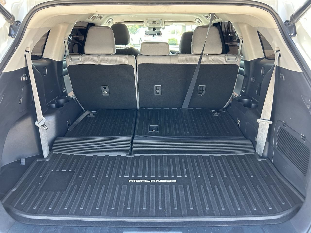 Used 2021 Toyota Highlander LE FWD image 10