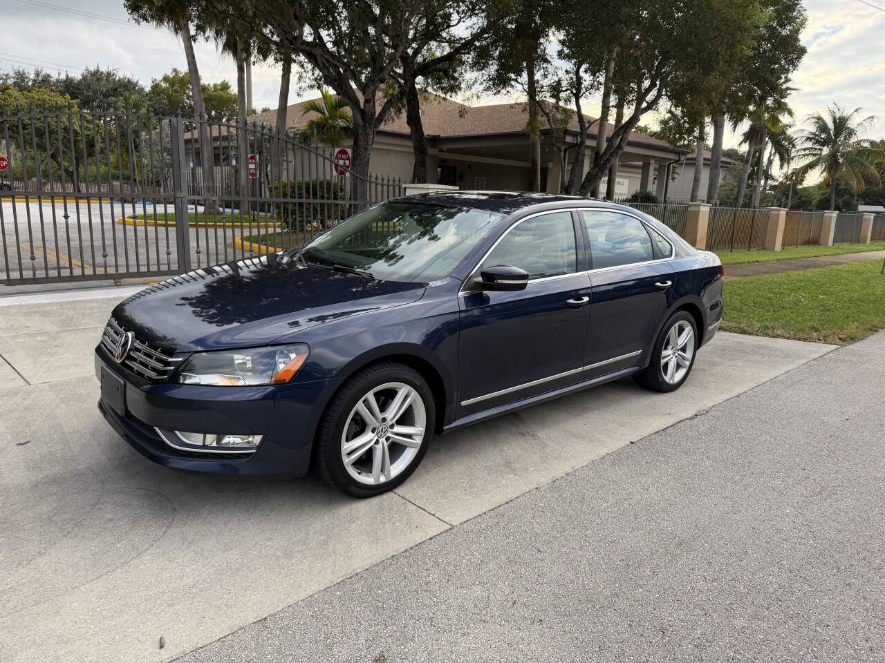 Used 2013 Volkswagen Passat 3.6 SEL Premium image 3