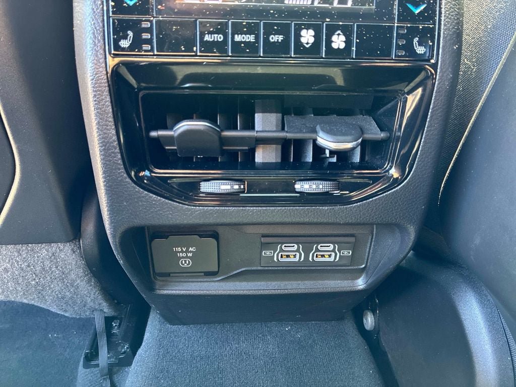 Used 2023 Jeep Grand Cherokee Overland w/ Luxury Tech Group IV AWD/4WD image 17