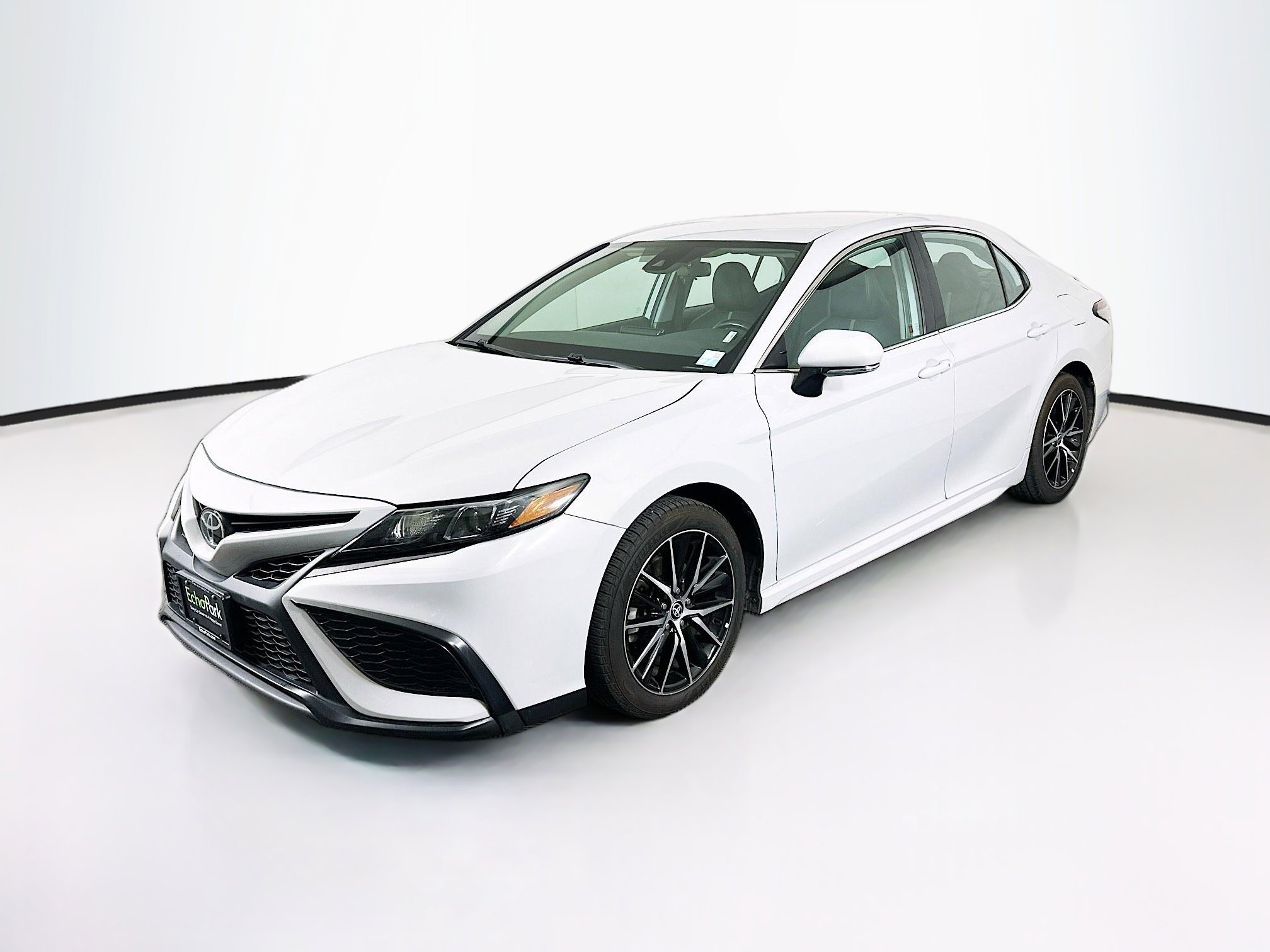 Used 2024 Toyota Camry SE FWD image 3