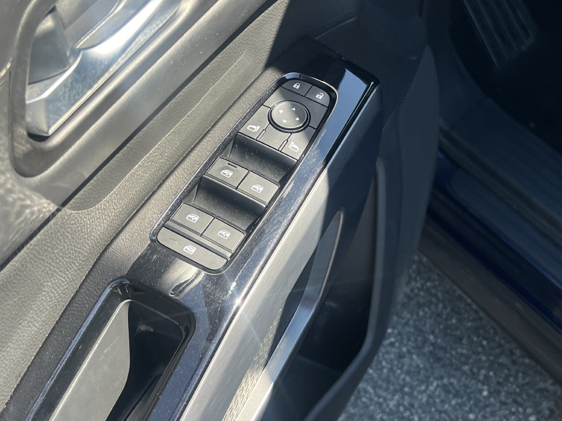 Used 2023 Nissan Pathfinder SL AWD/4WD image 13