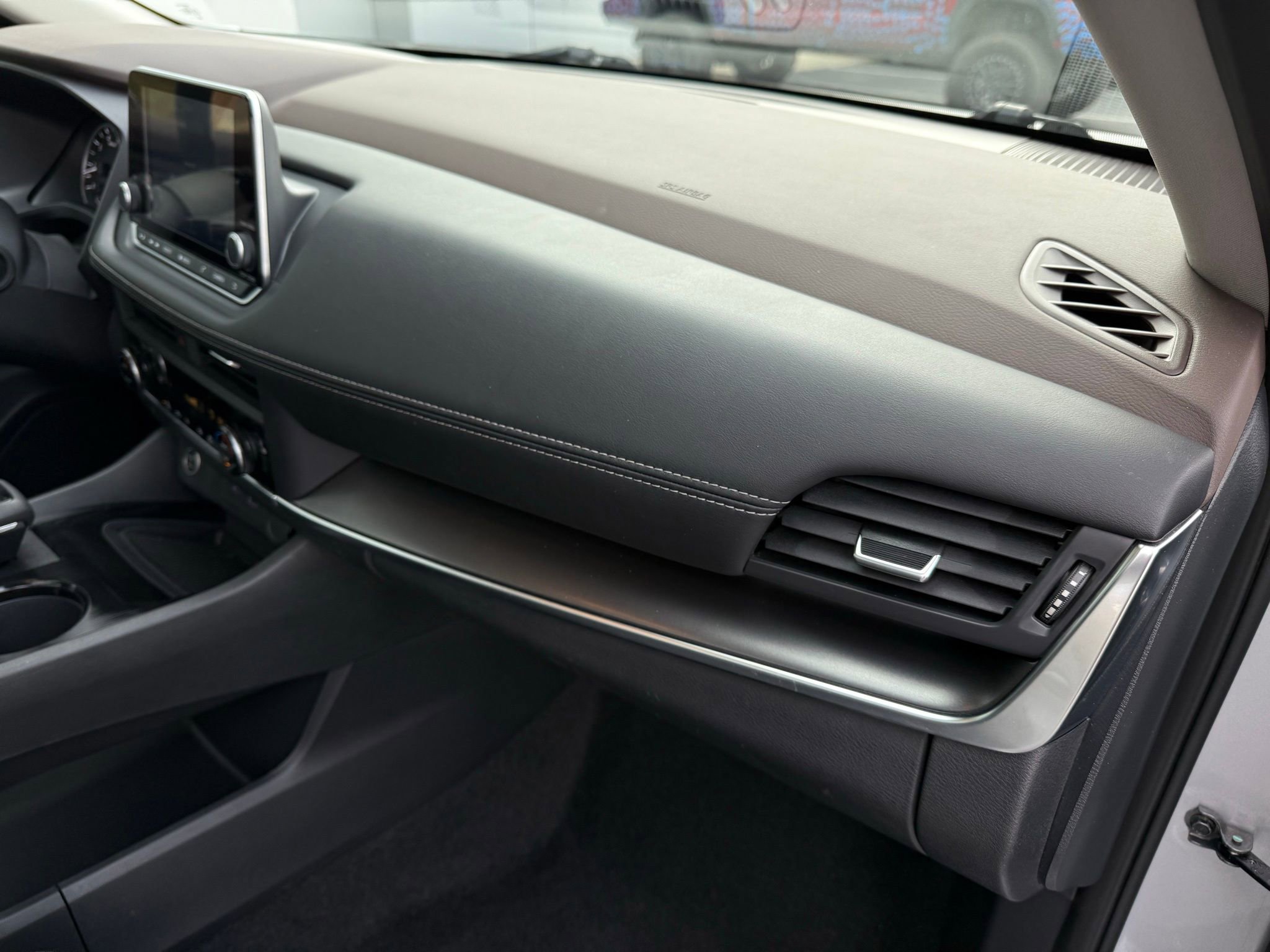 Used 2023 Nissan Rogue SV w/ SV Premium B Package image 23