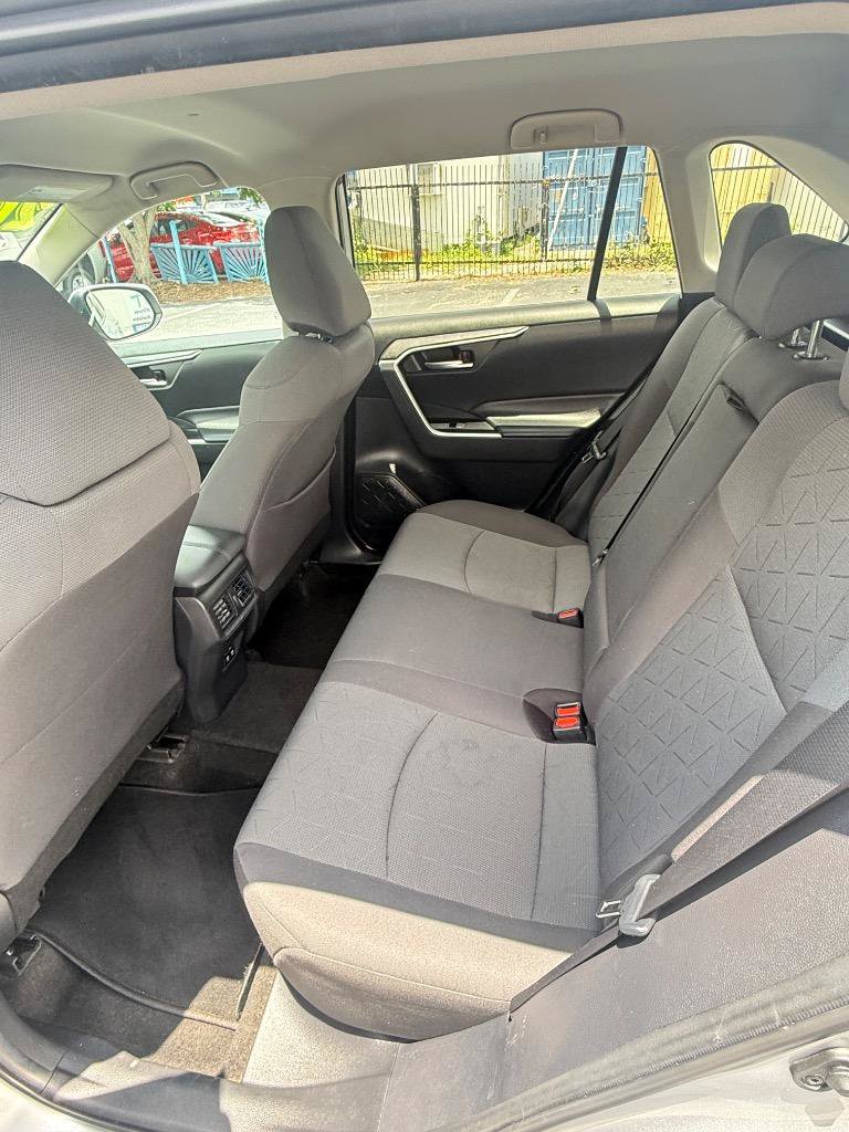 Used 2020 Toyota RAV4 XLE FWD image 4