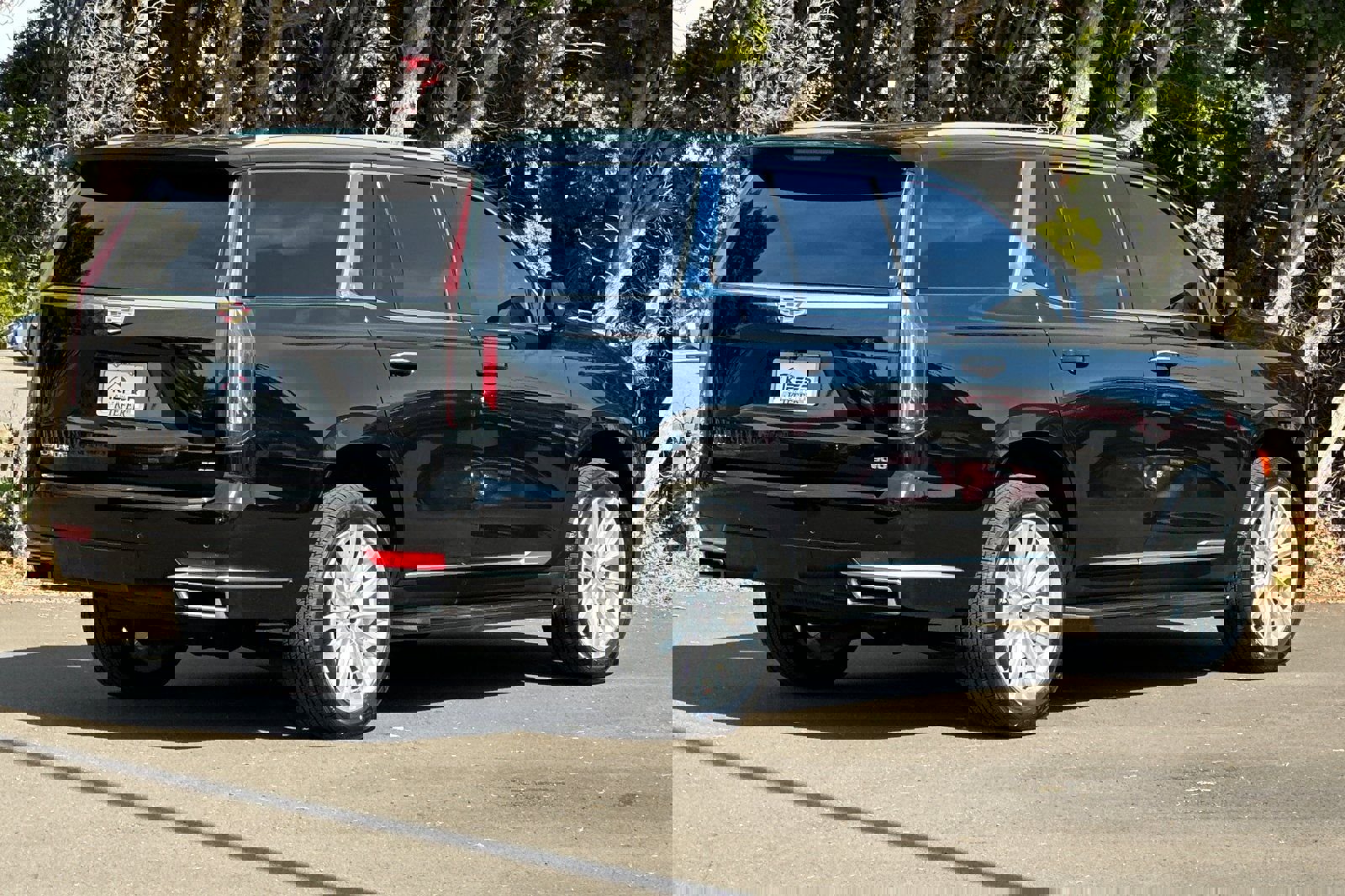 Used 2024 Cadillac Escalade Luxury image 4