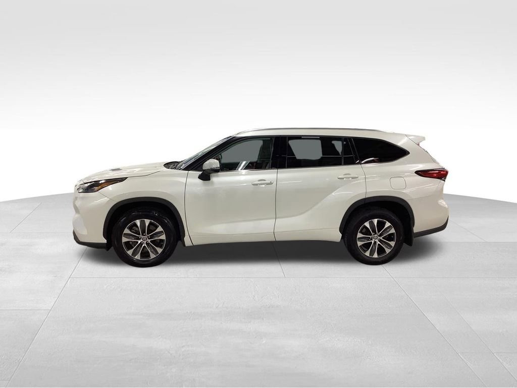 Used 2021 Toyota Highlander XLE AWD/4WD image 3