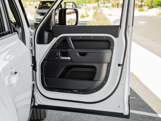 Used 2025 Land Rover Defender 110 X-Dynamic SE image 26