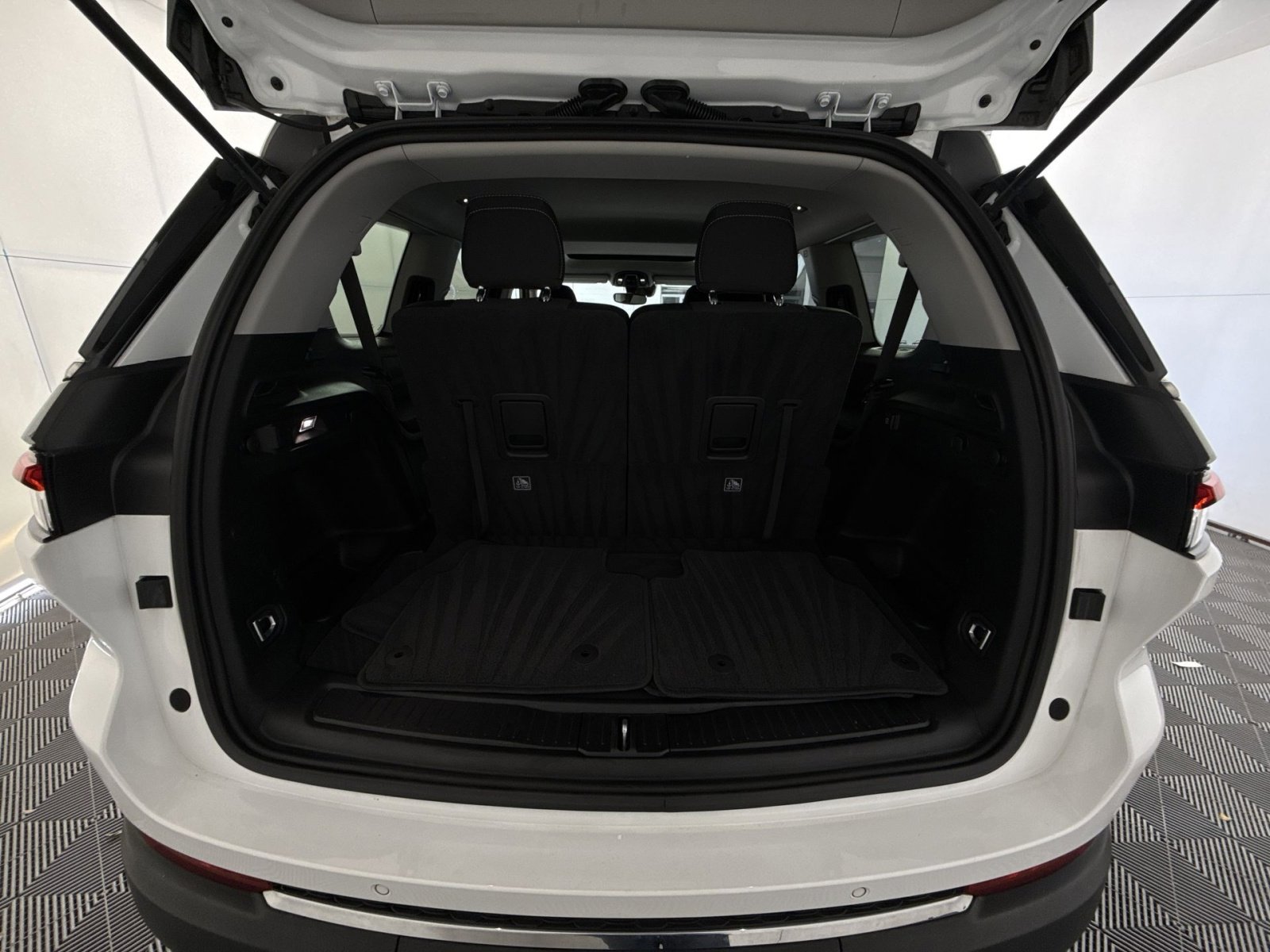 Used 2023 Jeep Grand Cherokee L Laredo image 26