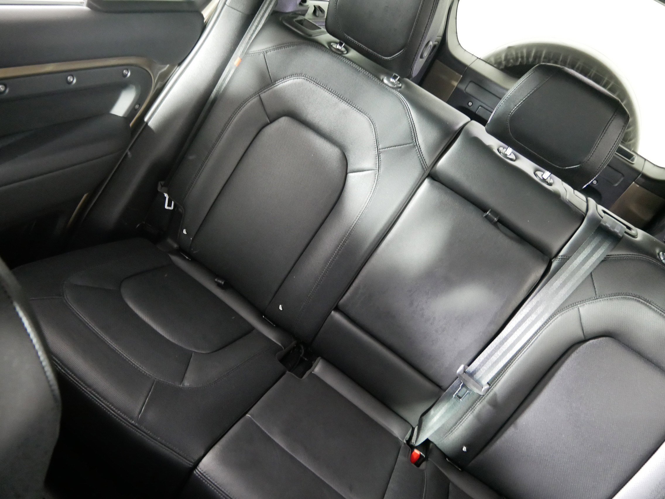 Used 2024 Land Rover Defender 110 X-Dynamic SE AWD/4WD image 12