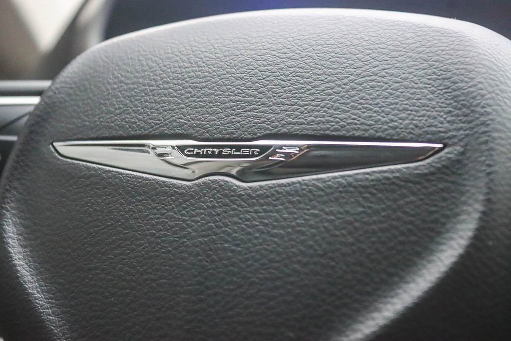 Used 2024 Chrysler Pacifica Select image 26