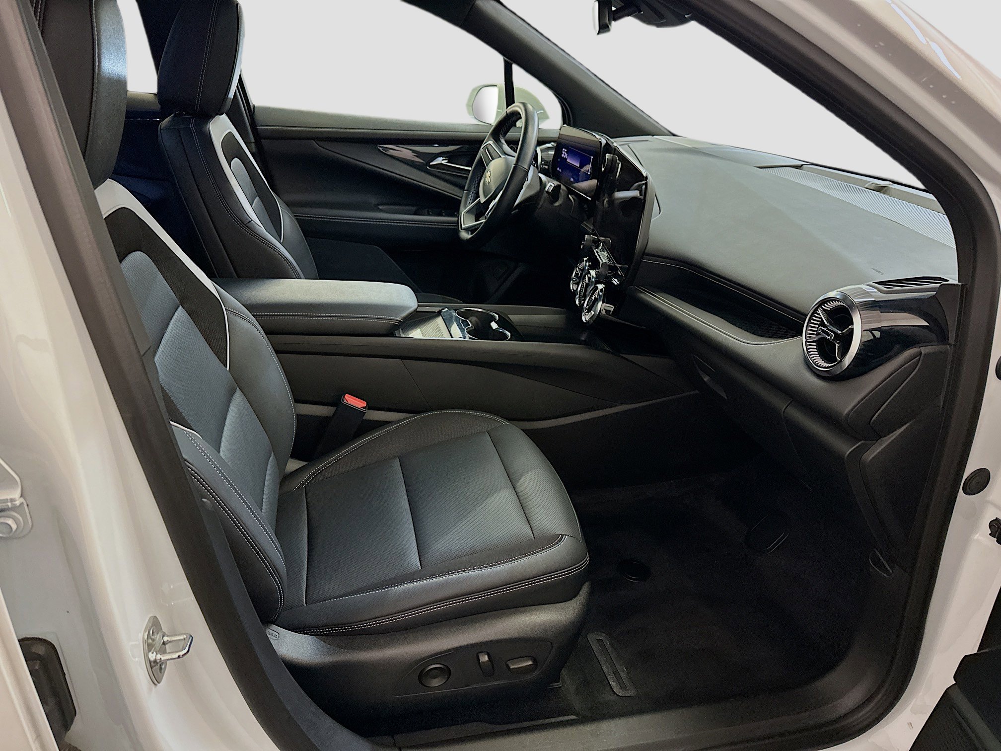 Used 2024 Chevrolet Blazer EV LT AWD/4WD image 33