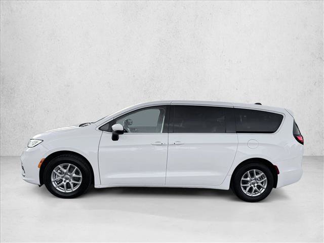 Used 2023 Chrysler Pacifica Touring-L image 5