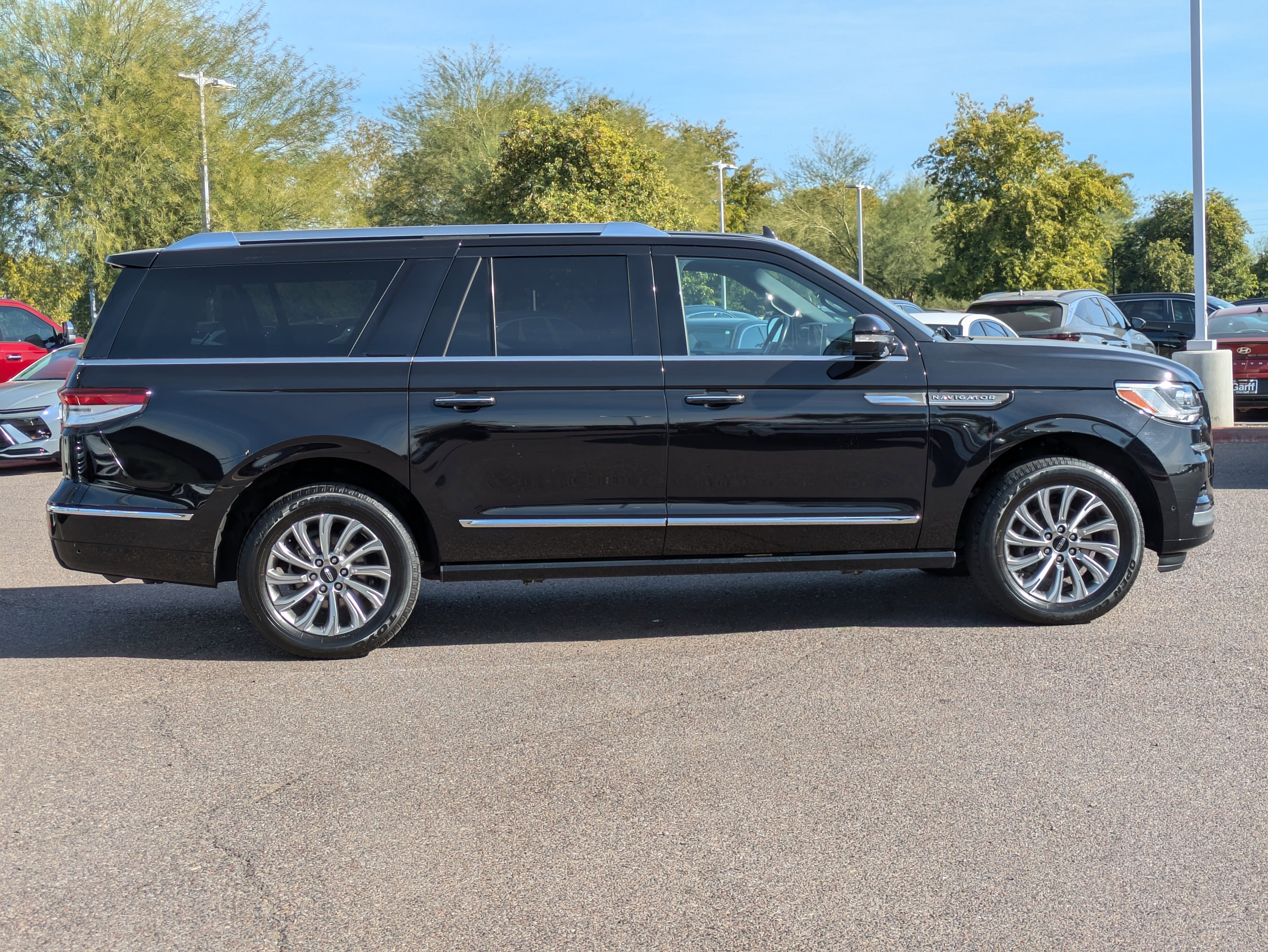 Used 2024 Lincoln Navigator L 4WD image 2