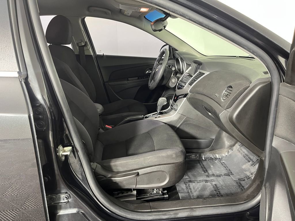 Used 2015 Chevrolet Cruze LT w/ Technology Package image 32