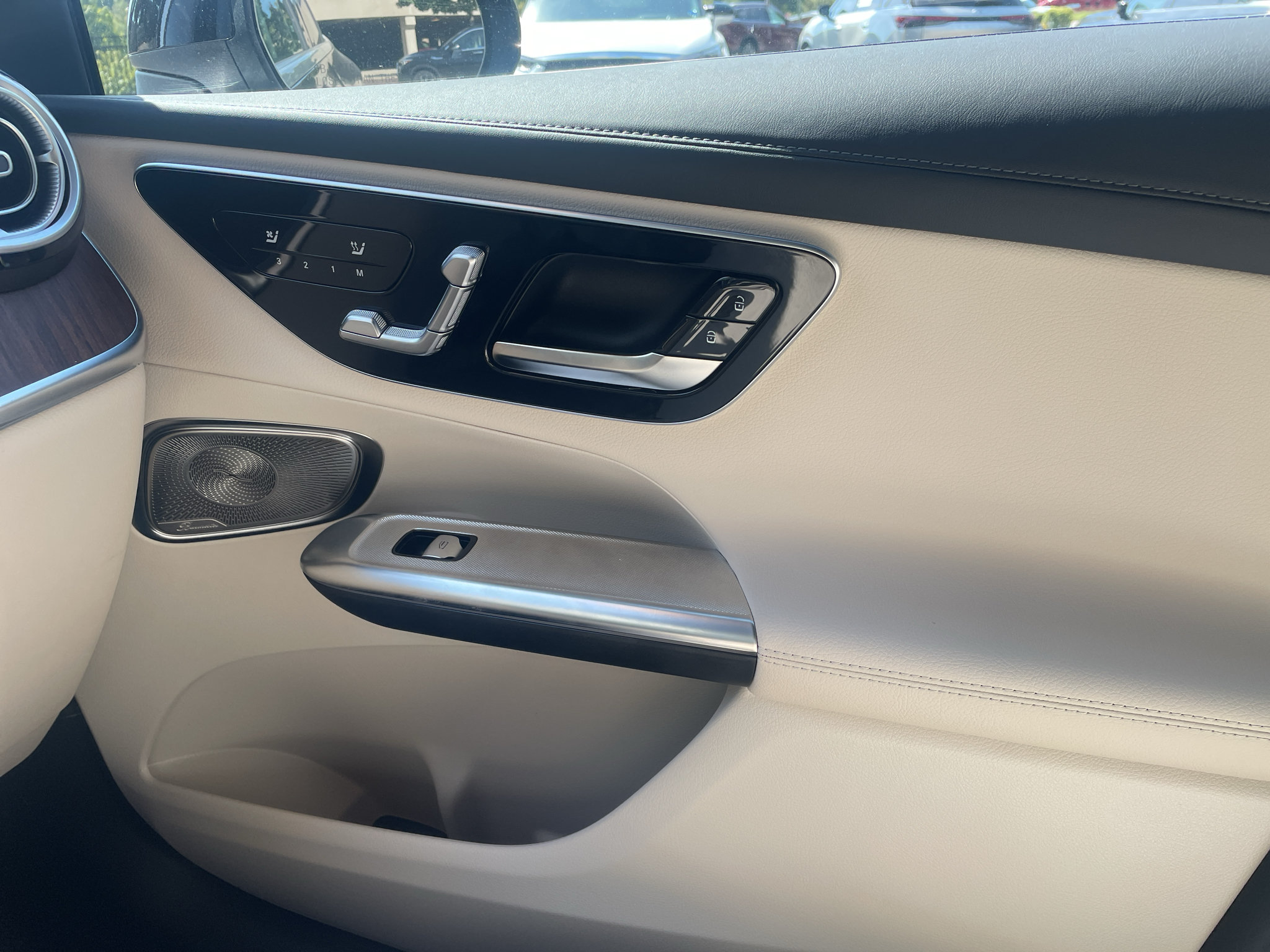 Used 2025 Mercedes-Benz GLC 300 4MATIC image 28