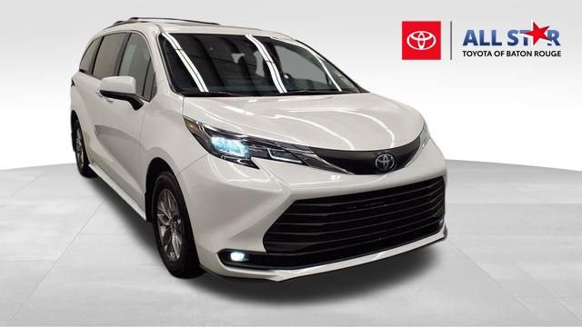 Used 2025 Toyota Sienna XLE image 1